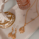 اكسسوار مطلي بماء الذهب