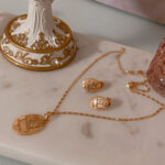 اكسسوار مطلي بماء الذهب