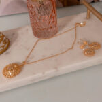 اكسسوار مطلي بماء الذهب